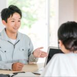 業者と話す女性