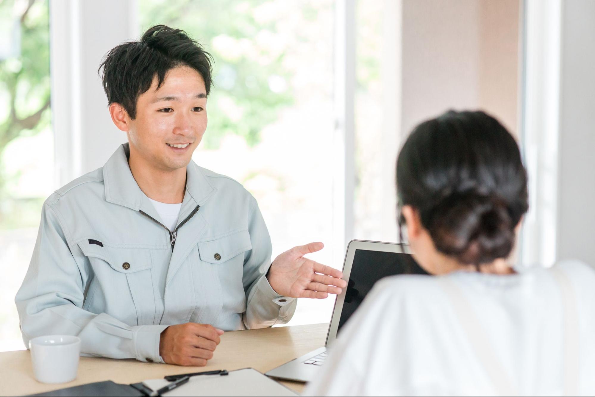 業者と話す女性